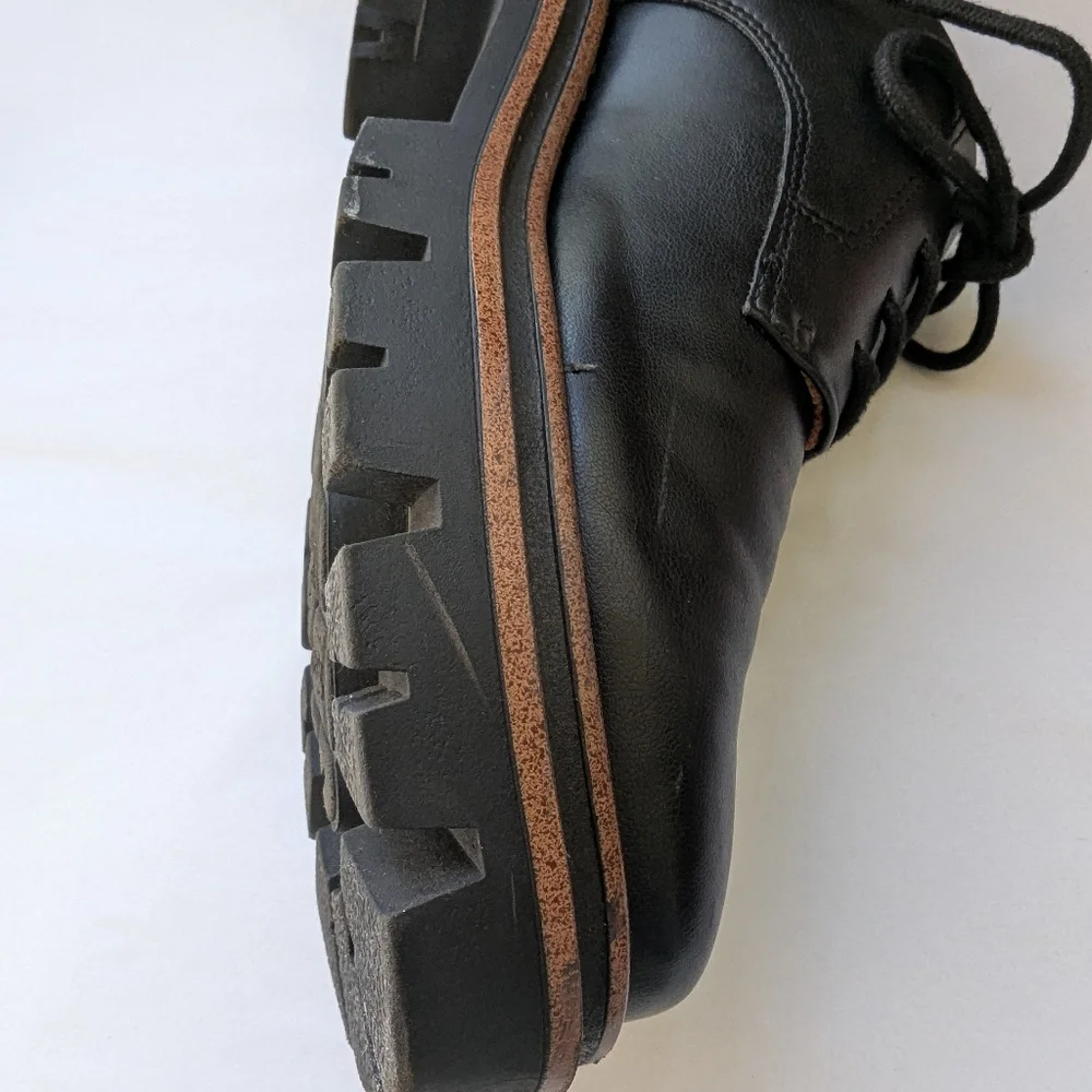 Korks Veda Lug Sole Platform Derby Size 9.5M Black